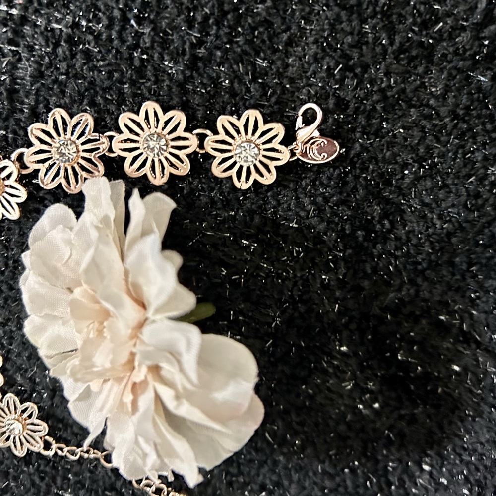 Delicate Rose Gold Colored Floral Link Bracelet - - Picture 5 of 9